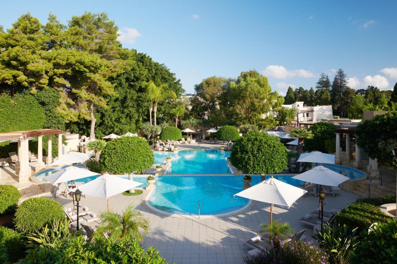 Corinthia Palace Malta Attard Екстериор снимка The swimming pool at the hotel